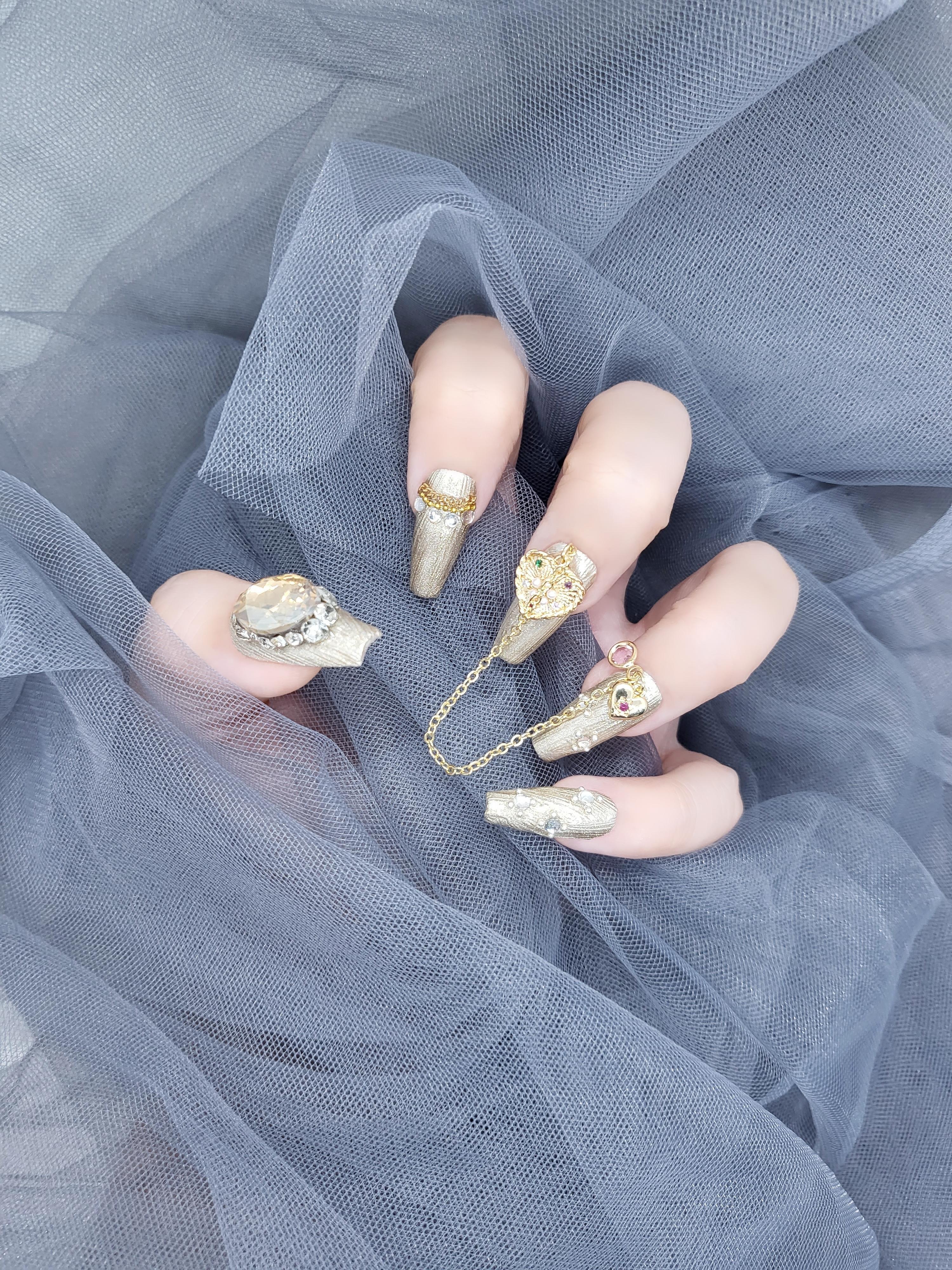 Golden Splendour: Luxe gold design Press on nails Salon-quality Mani